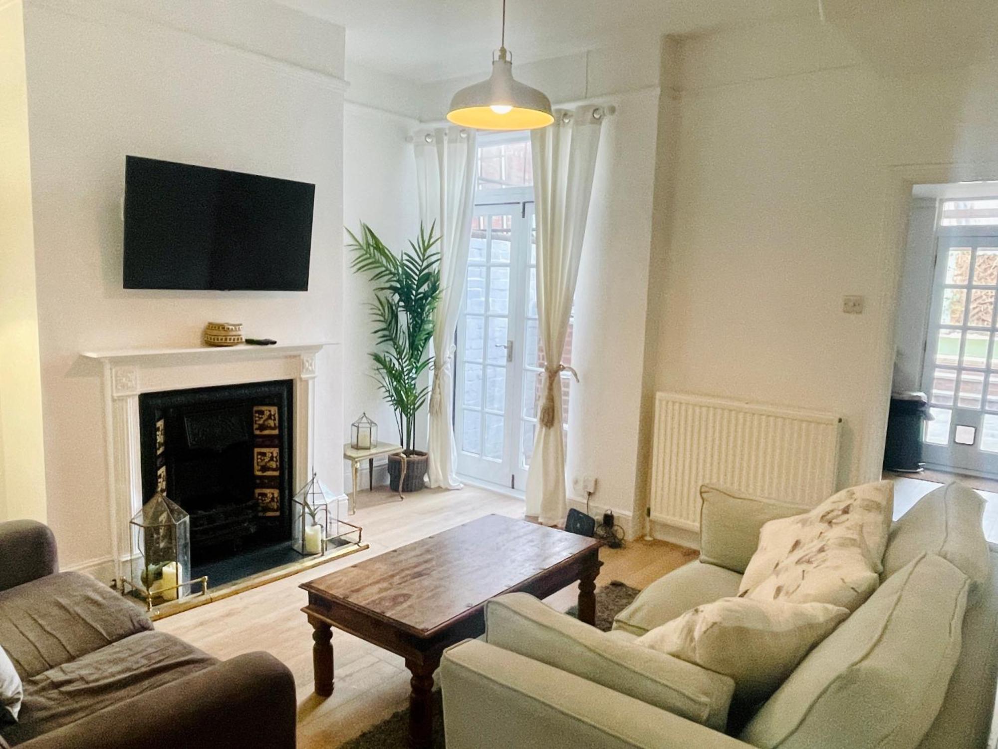 Newly Refurbished City Centre House With Parking Exeter Ngoại thất bức ảnh